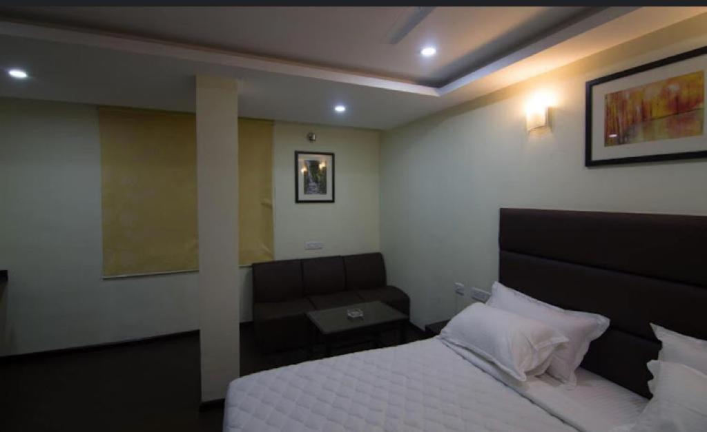 Ample Yard Hotel Chennai Ngoại thất bức ảnh