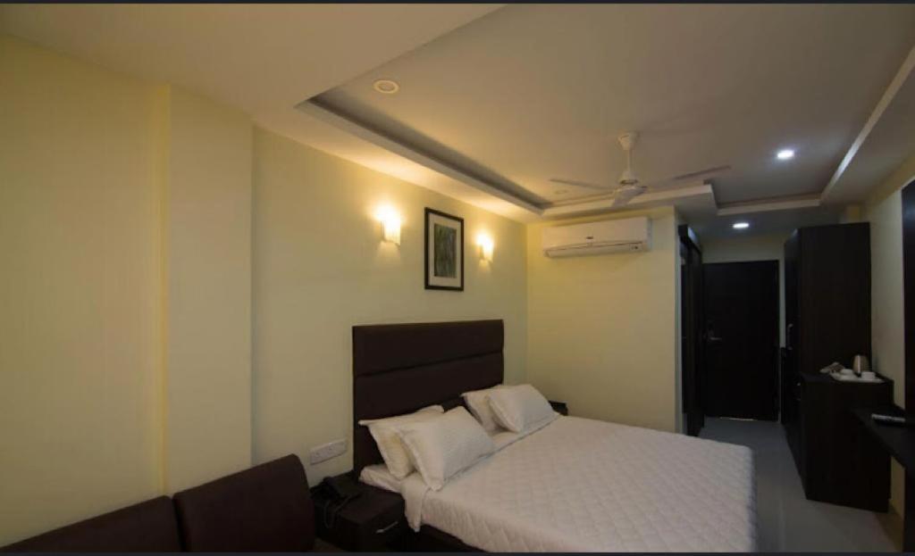 Ample Yard Hotel Chennai Ngoại thất bức ảnh