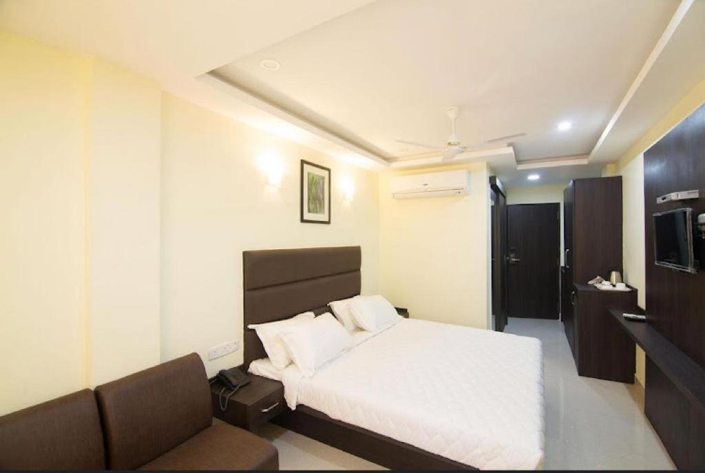 Ample Yard Hotel Chennai Ngoại thất bức ảnh